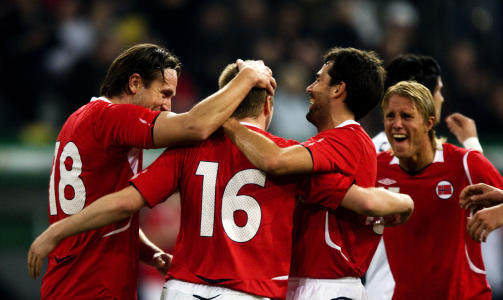 SCORET: Norsk feiring etter at Christian Grindheim (nr 16) ga Norge ledelsen 1-0. 
Foto: Cornelius Poppe / SCANPIX