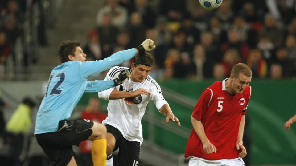 GJORDE JOBBEN: Norge holdt nullen mot Tyskland, mye takket v�re kaptein Brede Hangeland. Foto: SCANPIX/REUTERS/Ina Fassbender/ SCANPIX