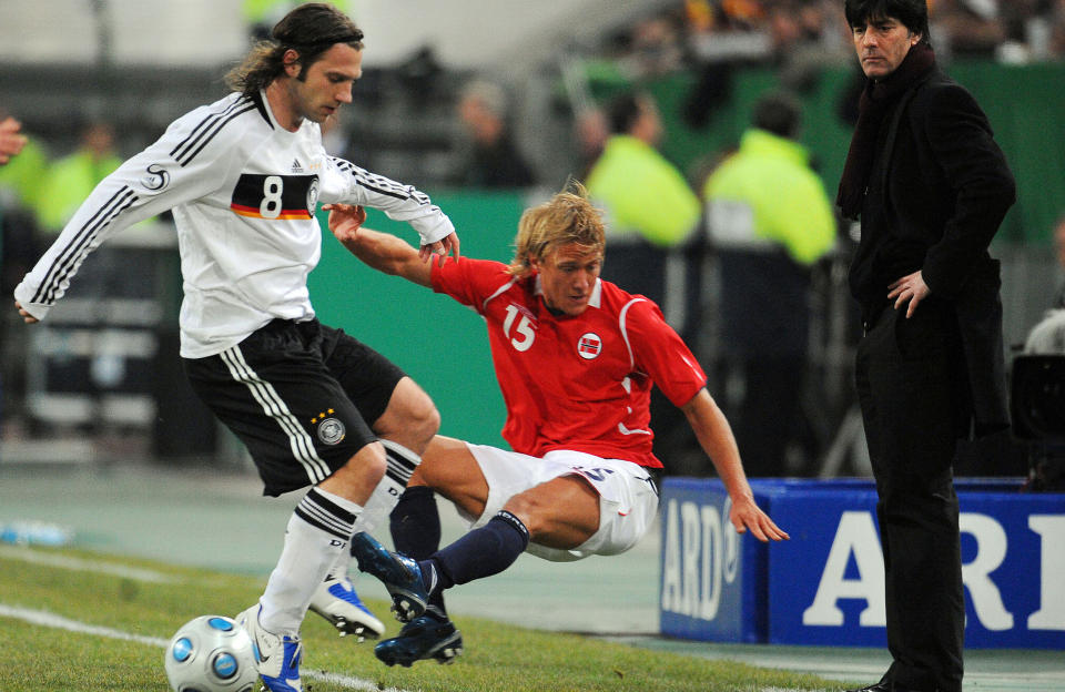 F�R KJEFT: Tysklands trener Joachim �Jogi� L�w m�tte se Per Ciljan Skjelbred og Norge banke Torsten Frings og resten av gutta hans i D�sseldorf i kveld. L�w f�r selvsagt allerede i kveld s� �ra flagrer av tyske nettaviser. Foto: Torsten Silz, AFP/Scanpix