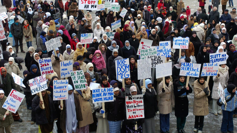 FRIHET: Trosfrihet i Norge b�r ogs� komme til synet n�r reelle saker avgj�res, ikke bare v�re forbeholdt festtaler, skriver artikkelforfatterne. Bildet er fra en pro-hijabdemonstrasjon i Oslo i 2004.
Foto: Thomas Bj�rnflaten/Scanpix