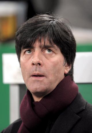 -VI TAPER FORTJENT:  Den tyske landslagstrengeren Joachim L�w var ikke forn�yd med innsatsen i g�r. Foto: EPA/FEDERICO GAMBARINI