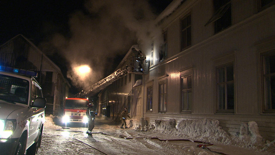 EN OMKOMMET:  En brann i en gammel treg�rd i �vre Storgate i Drammen krevde et menneskeliv i natt. Foto: Tor Keiser
