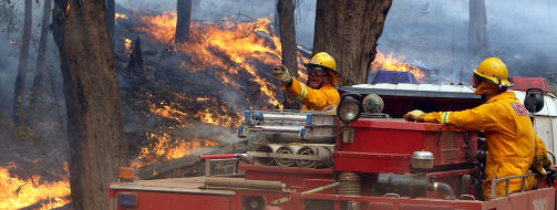 KJEMPER MOT FLAMMENE:  Fortsatt kjemper brannvesenet mot branner p� 21 steder. Foto:  AFP PHOTO/Torsten BLACKWOOD/Scanpix