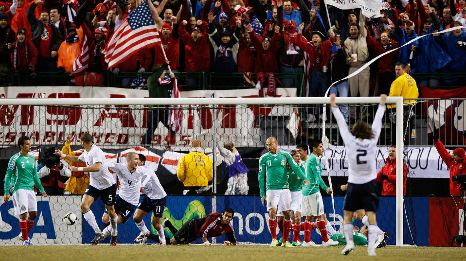 SENKET SVENNIS: Michael Bradley (nr. 4) senket Sven-G�ran Erikssons Mexico med to scoringer for USA i den f�rste kampen i finalerunden av kvalifiseringsspillet til VM i S�r-Afrika.Foto: SCANPIX/Jamie Sabau/Getty Images/AFP