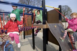IKKE ALENE: If�lge FN levde 2.9 milliarder mennesker av en total verdensbefolkning p� 5.5 milliarder i land som hadde fruktbarhetsniv� under 2,1 i perioden 2000 - 2005. Foto: SCANPIX