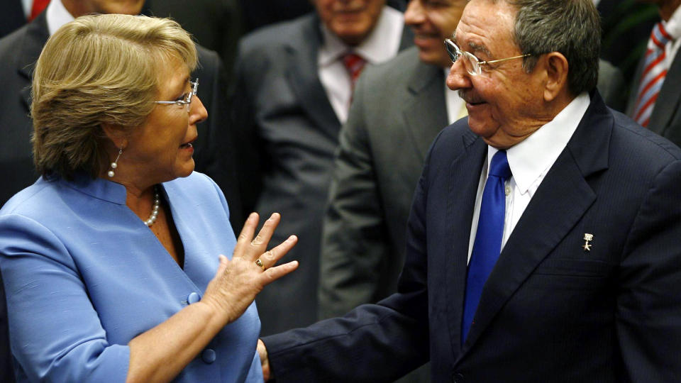 GOD TONE: Chiles president Michelle Bachelet og Cubas president Raul Castro sammen i Havana. Foto: AP Photo/Ismael Francisco, Prensa Latina/SCANPIX