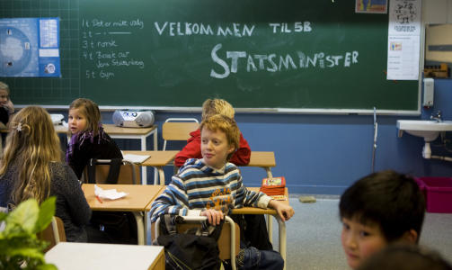 KAN AVGJ�RE: Synovates m�ling for Dagbladet og NRK, kan tyde p� at landets neste statsminister m� overbevise i skolepolitikken for � vinne valget 14. september. Her bes�ker Jens Stoltenberg klasse 5b p� Hornes skole i Sarpsborg. FOTO: SCANPIX