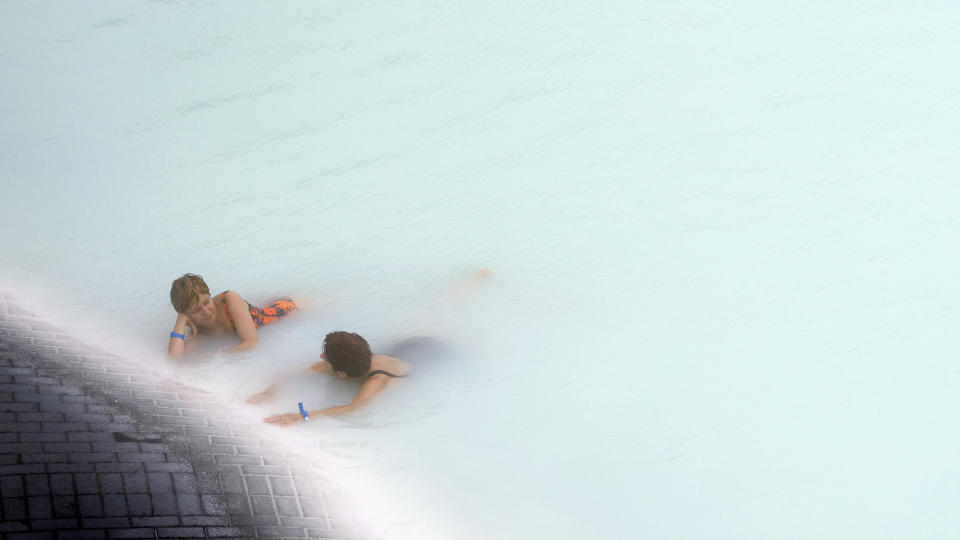 BLE MED DR�MMEN: En av utfluktene Islandsferder lovet sine julebordskunder, var en dag i Den bl� lagune. Men det fikk ikke kundene som f�ler seg lurt av selskapet oppleve. Foto: BOB STRONG/REUTERS/SCANPIX