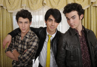 FANSEN SIER NEI: Nick Jonas (t.v), Joe Jonas og Kevin Jonas sier de gjerne lager filmmusikken til Twilight. Foto: Phil McCarten/Reuters/Scanpix