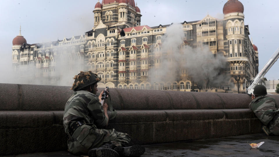 TERRORISERTE EN HEL BY: Indiske soldater omringet hotellene Taj Mahal Palace og Oberoi Trident i Mumbai i Mumbai 29. november i fjor, etter at v�pnede menn hadde tatt seg inn p� hotellene og tok gisler. I en rapport som har blitt lekket fra pakistanske myndigheter, skal angrepet ha blitt delvis planlagt i et europeisk land. Foto: AFP PHOTO/PEDRO UGARTE/SCANPIX