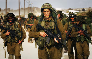INNR�MMER MENNESKERETTIGHETSBRUDD: Israelske soldater medgir � ha brukt hvitt fosfor i sivile omr�der. Disse soldatene har ikke n�dvendigvis noe med innr�mmelsene � gj�re. Foto: AFP PHOTO/HO/IDF/Scanpix