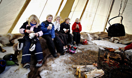 LAVVO:Tiril (6)(f.v.), Jo Eivind (8)(, Marthe (10), Torje (10) og Vilde (11) nyter lunchen i lavvoen.