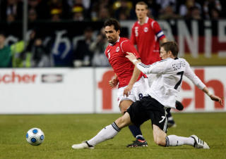 LANG FOT: Martin Andresen i duell med Bastian Schweinsteiger.
Foto: Cornelius Poppe / SCANPIX