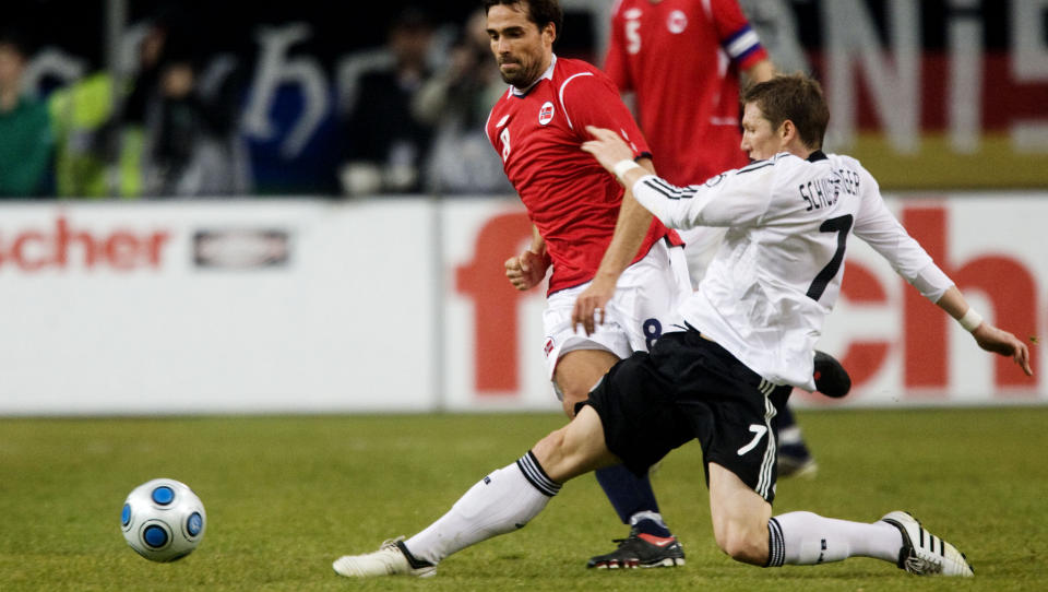 UNDER KNIVEN IGJEN: Martin Andresen spilte hele kampen mot Tyskland og Bastian Schweinsteiger sist uke. I dag reiser Martin tilbake til Tyskland, der han etter all sannsynlighet blir operert for idrettsbrokk. Foto: Cornelius Poppe, Scanpix