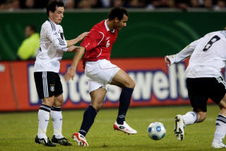 DUELL: 
Daniel Braaten i duell med Piotr Trochowski. Foto: Cornelius Poppe / SCANPIX
