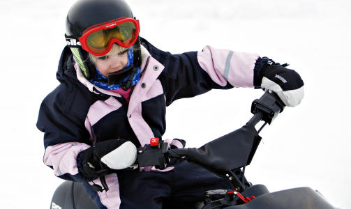 SN�SCOOTER:  Tiril Hilmen(6) er en dreven sn�scooterkj�rer.