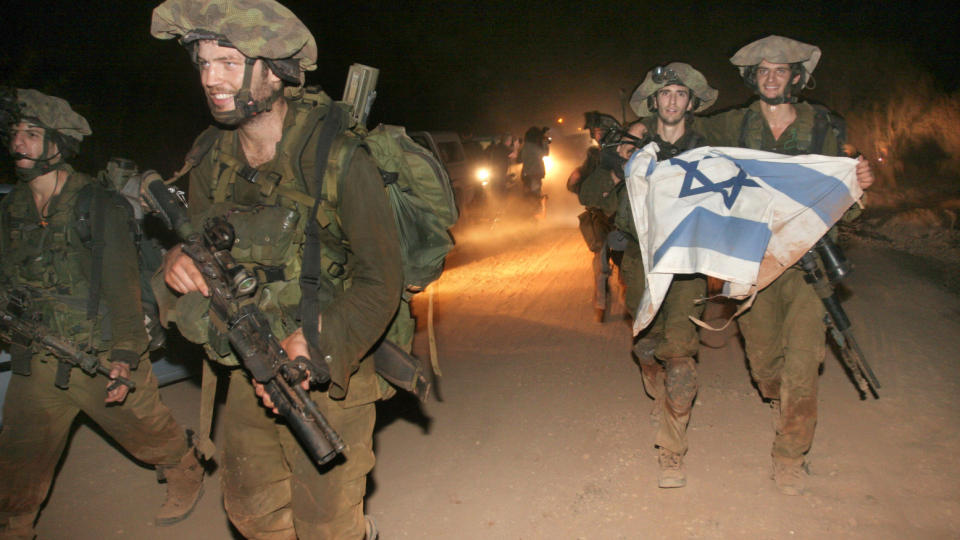 BRUKER NORSKE V�PEN: Den israelske h�ren bruker panservernraketten M72, som blant annet produseres av norske Nammo - som den norske staten eier halvparten av. Dette bildet er fra krigen i Libanon i 2006, og viser en IDF-soldat med en M72 p� ryggen. Foto: AP/SCANPIX