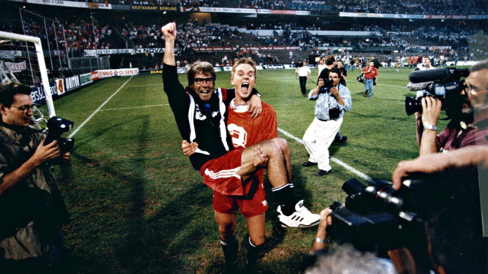 H�YT P� MERITTLISTEN: Jan �ge Fj�rtofts l�ft av Egil Olsen etter Norges 0-0-kamp mot Nederland i 1993 er en klassiker fra den f�rste Drillo-epoken. Fj�rtoft mener g�rsdagens triumf i D�sseldorf er en bragd som forjener � komme h�yt opp p� landslagets merittliste.Foto: Dagbladets bildearkiv