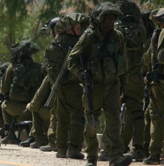 KLAR TIL KAMP: Dette bildet er tatt like utenfor Gazastripen i juni 2007, og viser helt tydelig en M72 p� ryggen til en av de israelske soldatene. Foto: REUTERS/SCANPIX