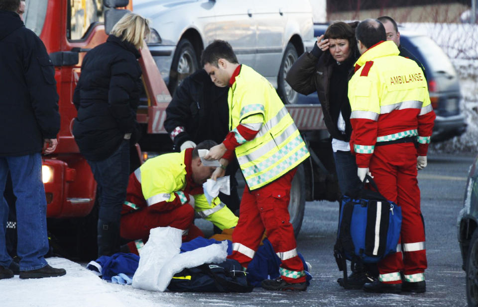 KJ�RT NED: Den 68-�rige kvinnen fikk hjelp av ambulansepersonell p� stedet. Personbilen (i bakgrunnen) ble fraktet bort for unders�kelser. Foto: STEINAR KALBERG