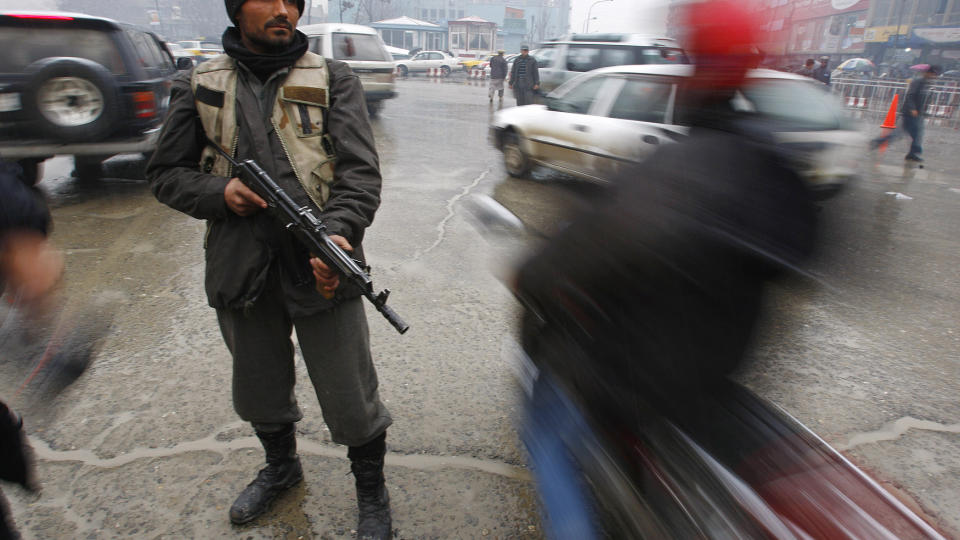 LIKHETSTREKK: En afghansk politimann holder vakt i sentrum av Kabul dagene etter at 26 mennesker ble drept i et terrorangrep mot det afghanske justisdepartementet. Angrepet hadde klare likhetstegn med angrepet i Mumbai i Inda i fjor, og eksperter mener det viser hvordan terrorister samarbeider internasjonalt. Foto: Ahmad Masood REUTERS/SCANPIX