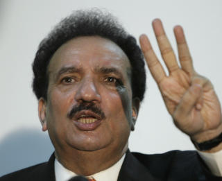 Rehman Malik, den pakistanske regjeringens �verste sikkerhetspolitiske r�dgiver, opplyser at flere mistenkte er arrestert etter terrorangrepet i Mumbai i november. Han innr�mmer ogs� at deler av angrepet ble planlagt i Pakistan. Foto: Faisal Mahmood REUTERS/SCANPIX
