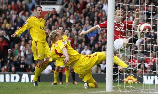 UNITED-VAREMERKE: I flere �r har Jamie Carragher m�ttet se Manchester United sikre trepoengere etter � ha slitt i kamper. Her scorer for�vrig Paul Scholes mot nettopp Liverpool i 2006. Foto: SCANPIX/REUTERS/Darren Staples