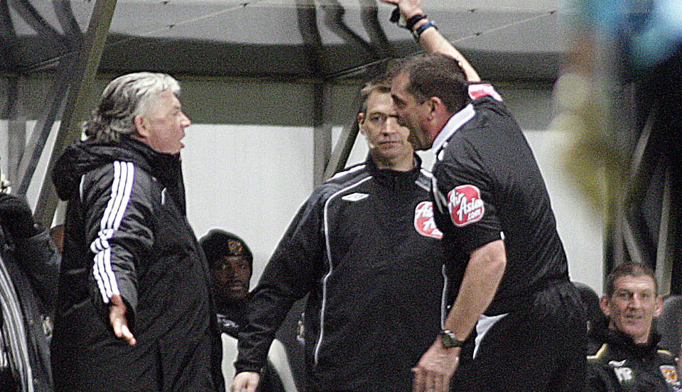PASS P� HJERTET: Joe Kinnear, som er kjent for � ha temperament, m� gjennomf�re en omfattende hjerteoperasjon og blir borte fra fotballen i minst �tte uker. Her fra da han ble utvist av Phil Dowd da Newcastle m�tte Hull i FA-cupen i januar. Foto: SCANPIX/AFP/GRAHAM STUART