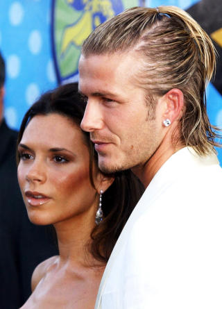 MIDT I STORMEN: Ekteparet David og Victoria Beckham fra perioden da det stormet som verst etter Rebecca Loos' p�stander om at hun hadde et forhold til fotballstjernen. Foto: EPA/SCANPIX
