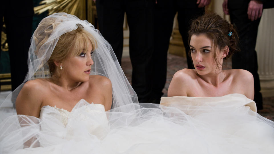 BRUDEKAMP: Kate Hudson og Anne Hathaway sl�ss om det beste bryllupet i Bruder i krig. Foto: FILMWEB