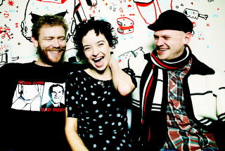 FRYKTER FOR UTESTEDET: Folkene bak The Villa fotografert i 2006: Emil Hesselberg, DJ Electric Lane og DJ Tore Jazztobakk. N� frykter sistnevnte for klubbens framtid. Foto: SIV JOHANNE SEGLEM