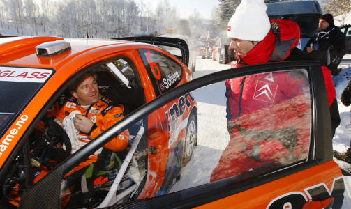 SYVENDEPLASS: Henning Solberg, her i samtale med ledende Sebastien Loeb, ligger 1,39 bak rallykollegaen.
Foto: Erlend Aas / SCANPIX
