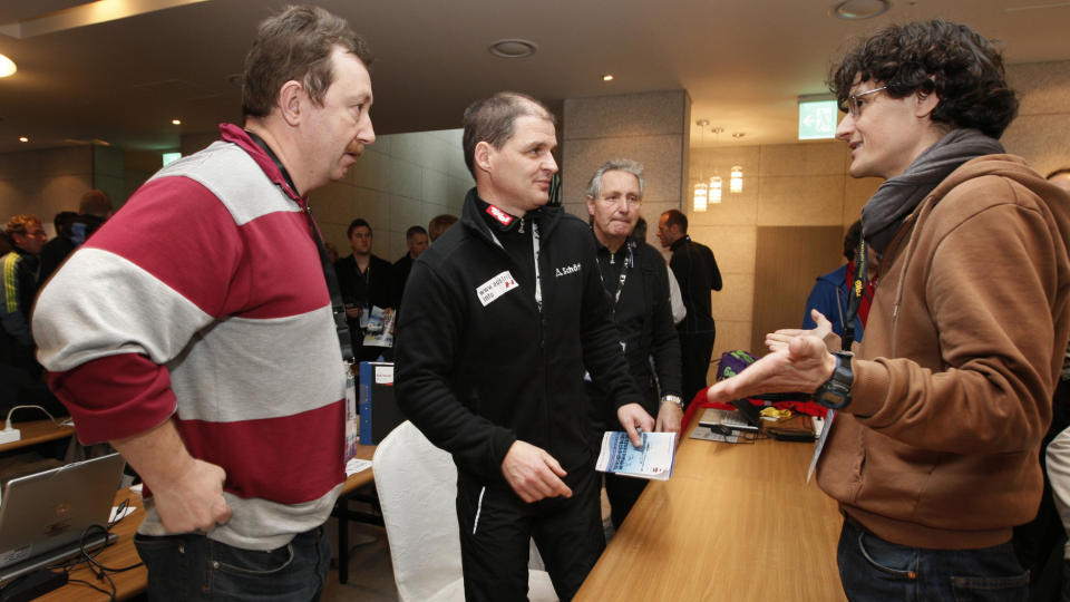 KONFRONTASJON: Doping-pressekonferanse fra venstre Marc Ventouillac fra L'Equipe, Markus Gandler og Josef Schmid fra �sterrikes skiforbund og helt til h�yre Volker Kreisl fra S�ddeutsche Zeitung.Foto: Arnt E. Folvik