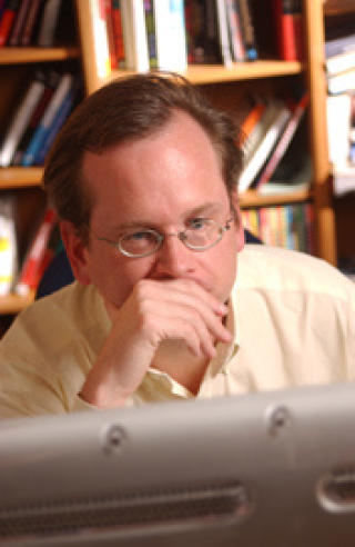 KODE ER LOV: Jusprofessor og Creative Commons-grunnlegger Lawrence Lessig har skrevet om likhetstrekkene mellom lovtekst og datakodetekst. Foto: LESSIG.ORG under en Creative Commons-lisens