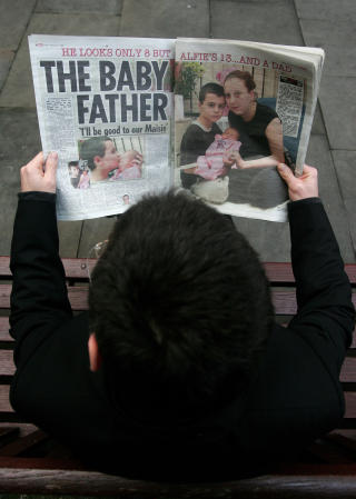 MOR OG FAR: Alfie er to �r yngre enn Chantelle, og ser kanskje enda yngre ut. Foto: AFP/Scanpix
