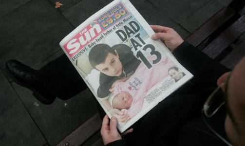 OPPSLAG I DAG: Alfie er dagens sak i England. Foto: AFP/Scanpix