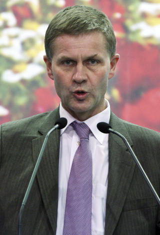 F�R FORTSETTE?: Ogs� Erik Solheim skal f� beholde jobben, melder VG. I g�r kunne TV2 presentere at partikollega, Kristin Halvorsen, gir seg som finansminister. AP Photo/Czarek Sokolowski
