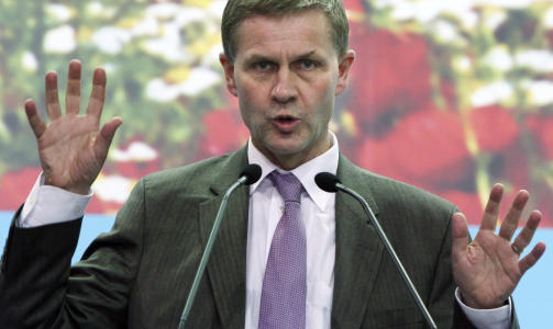 H�PER P� EN VEKKER: Milj�vernminister Erik Solheim. Foto: AP