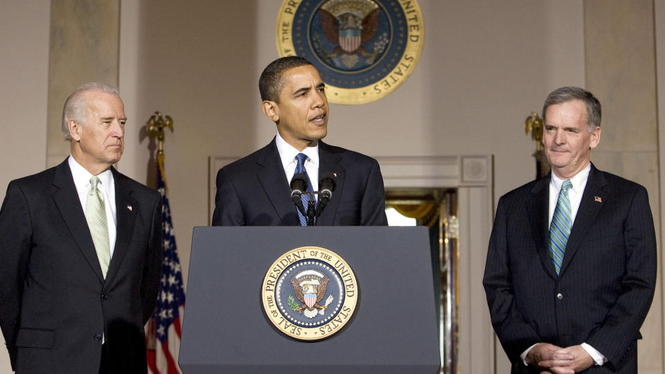 FIKK GJENNOM PAKKA: USAs president Barack Obama vil ha sin stimuleringspakke for den amerikanske �konomien p� plass f�r helgen. Fredag ble pakken vedtatt i Representantenes hus i Kongressen. Her er Obama og Joe Biden fotografert sammen med n� avg�tte Judd Gregg. Foto: REUTERS/Larry Downing/Scanpix