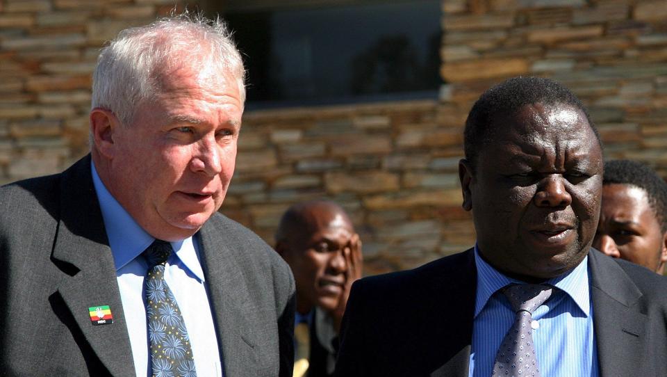 OMGJORT: Roy Bennett and statsminister Morgan Tsvangirai avbildet sammen i Johannesburg 18 April 2008. Bennett er arrestert av Mugabelojale politistyrker. Men forr�derianklagene skal v�re henlagt. Riktignok er de erstattet med anklager om terrorfors�k, bandittvirksomhet og sabotasje. Foto: EPA/JON HRUSA/SCANPIX