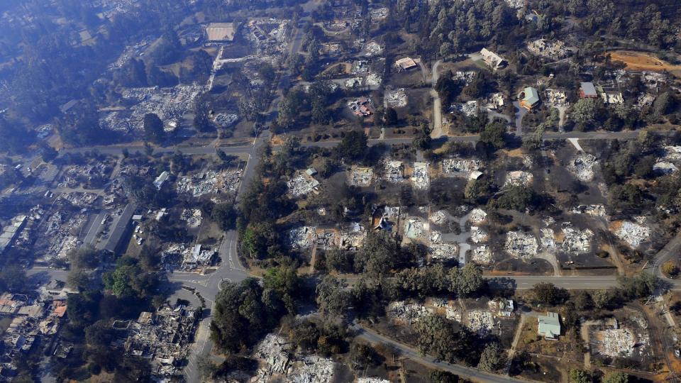 UTBRENT: Dette flyfotografiet viser byen Marysvilles triste skjebne. Over 100 av de omlag 500 innbyggerne omkom trolig i brannen. Foto:  EPA/Julian Smith/Scanpix
