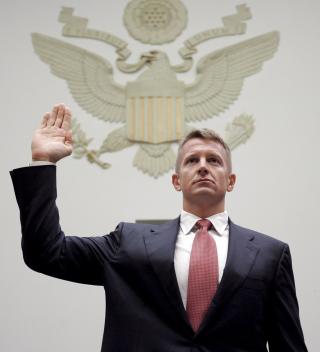 BLACKWATER-PRINCE: Grunnlegger av Blackwater, Erik Prince, avlegger ed under en kongressh�ring om sikkerhetsselskapets operasjoner. Foto: EPA/STEFAN ZAKLIN/SCANPIX