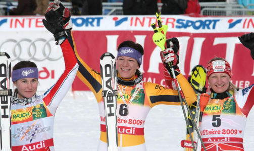 TYSK GULL: Maria Riesch (midten) fra Tyskland vant l�rdagens slal�m foran tsjekkiske Sarka Zahrobska (t.v.) og finske Tanja Poutiainen.Foto: SCANPIX / AFP PHOTO / JACQUES DEMARTHON