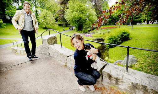FLYTTET SAMMEN: Ungkaren Stig Kjos (32) og hans utk�rede Natalia Davadi (24) i parken p� St. hanshaugen. Foto: John T. Pedersen/Dagbladet