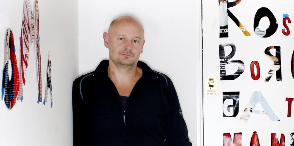 S�R-TR�NDELAG: Forfatter Erlend Loe har problemer med � se for seg en tilv�relse uten bibliotek. Foto: Agnete Brun/Dagbladet.