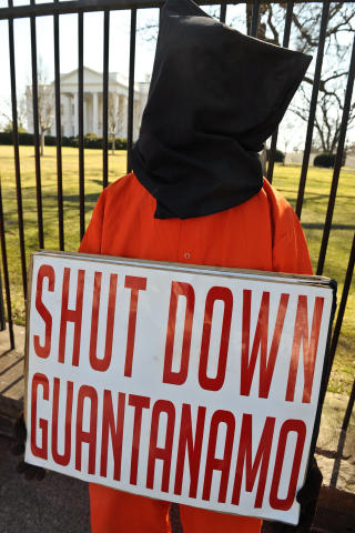 PROTESTER: En demonstrant i fangeuniform foran Det Hvite Hus p� fredag. Foto: Nicholas Kamm/AFP/Scanpix