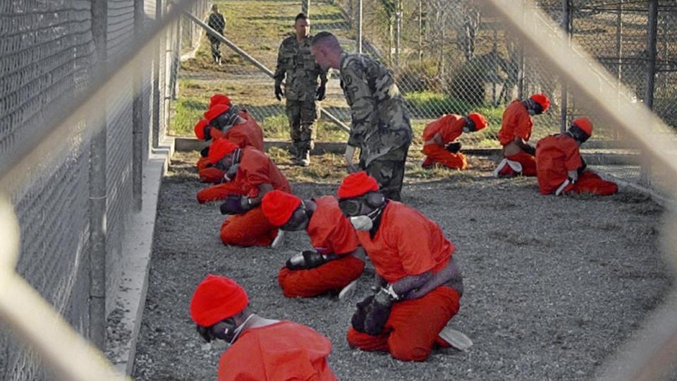 LAMMER MUSKLENE: Amerikanske soldater passer p� at fanger p� Guantanamo-leiren sitter som de skal; knelende, med overkroppen b�yd framover. Foto: AP Photo/U.S. Navy/Shane T.McCoy/Scanpix