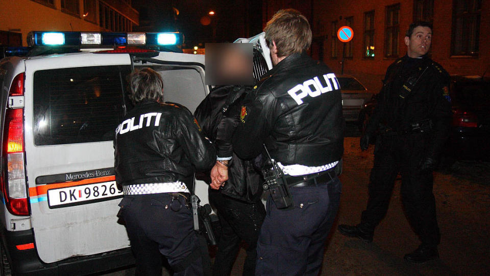 P�GREPET: Politiet g�r til aksjon etter at en mann ble observert med v�pen i Oslo sentrum. Foto: Svein Gustav Wilhelmsen