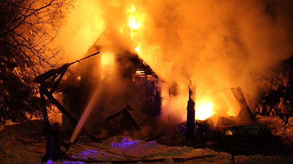 I FULL FYR: En brannmann gj�r sitt beste i kampen mot flammene p� Str�mmen. Foto: Svein Gustav Wilhelmsen
