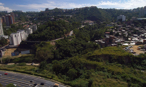 STORE FORSKJELLER: En lutfattig favela ligger bare et skogholt ifra velst�ende boligomr�der i bydelen Las Mercedes i Caracas. Foto: Torgeir P. Krokfjord/DAGBLADET